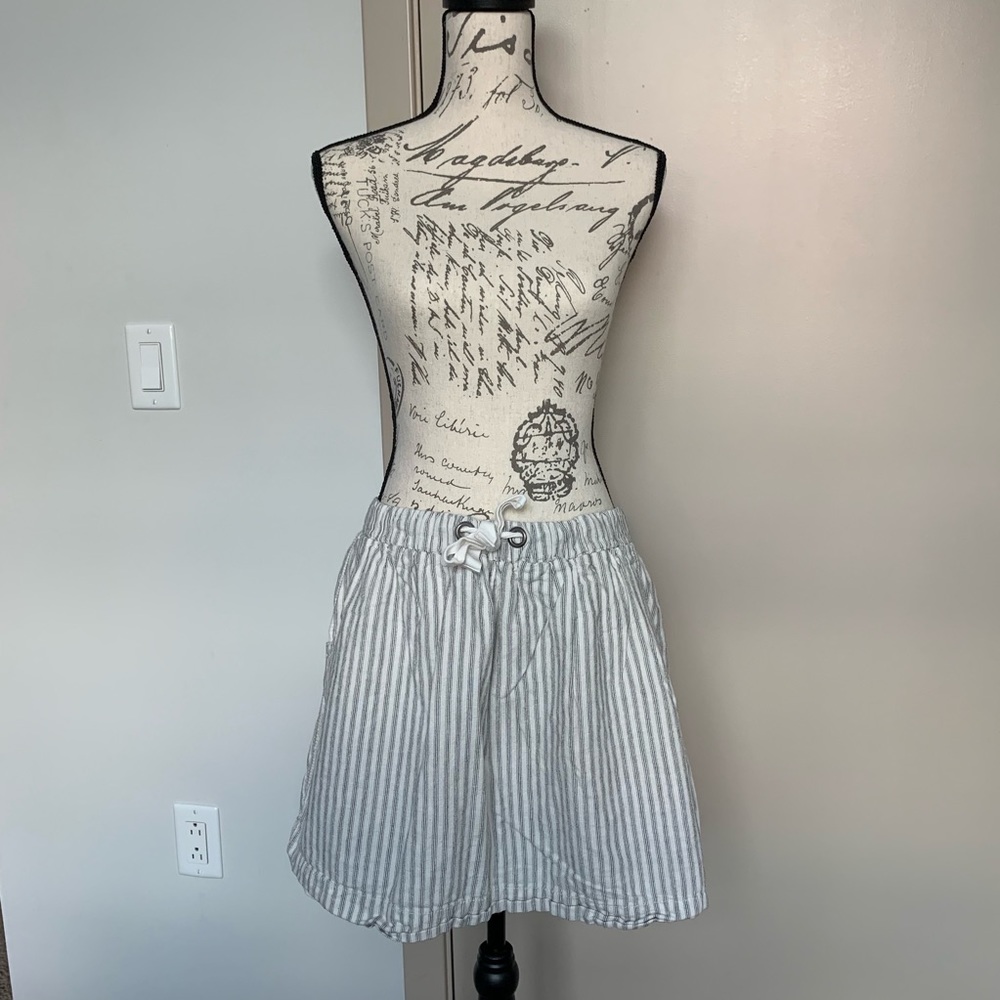 ✨EUC LOFT GRAY & CREAM STRIPE SKIRT✨